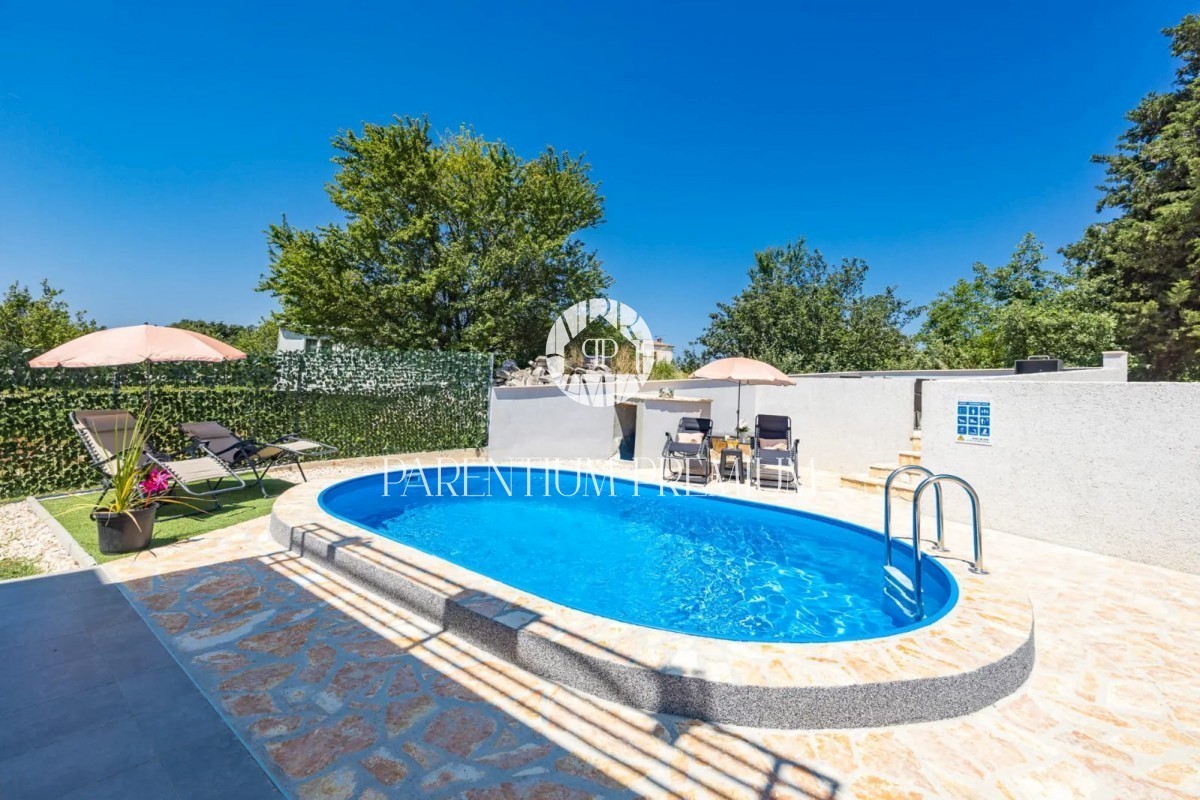 Una nuova casa arredata con piscina in una posizione tranquilla vicino a Parenzo