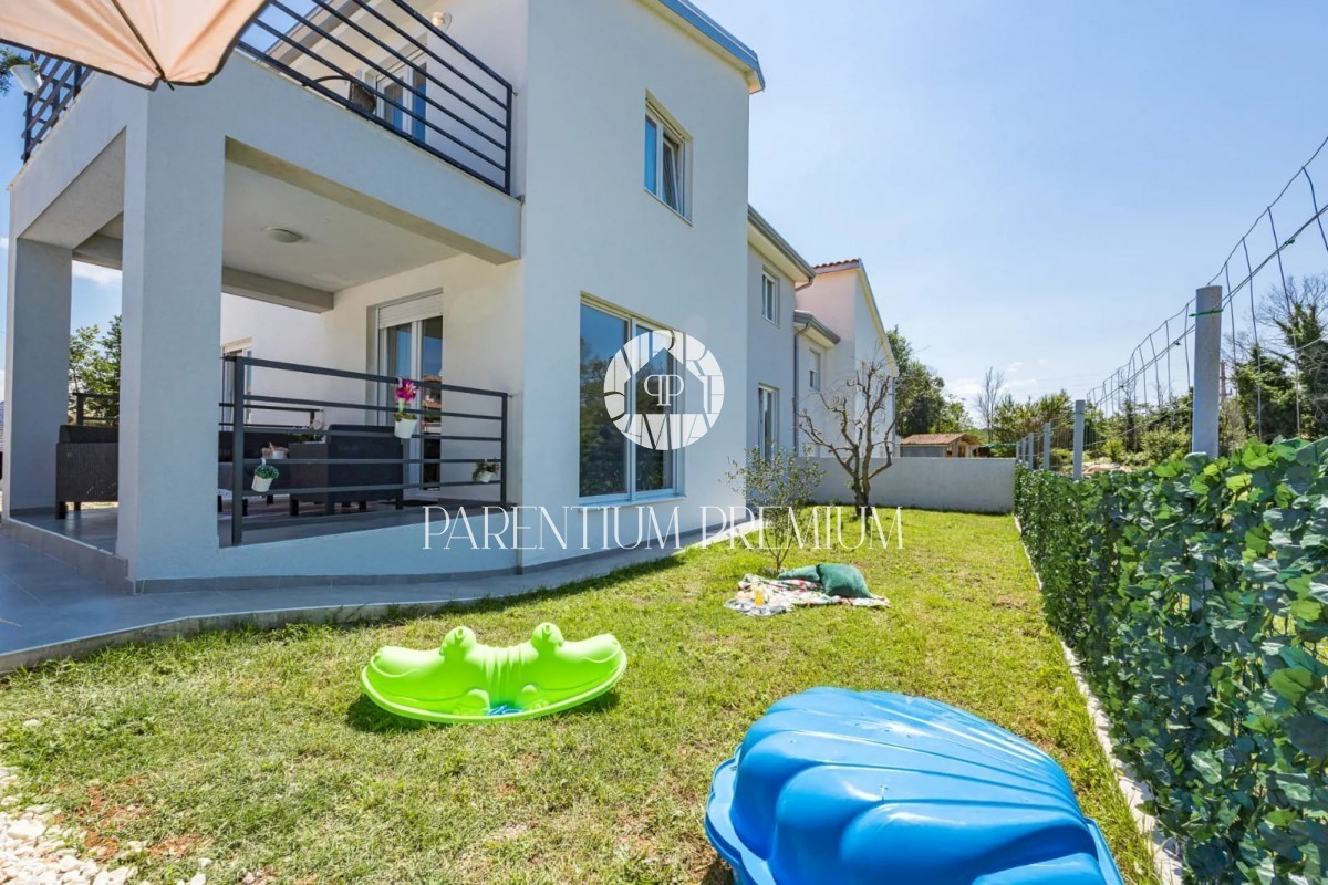 Una nuova casa arredata con piscina in una posizione tranquilla vicino a Parenzo