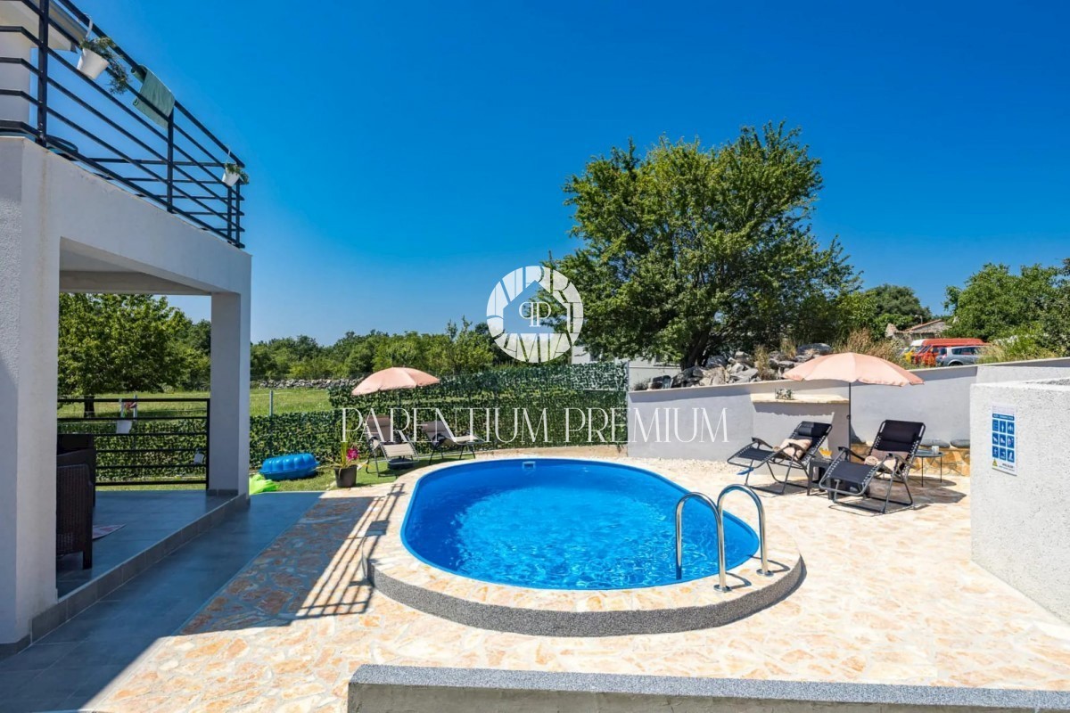 Una nuova casa arredata con piscina in una posizione tranquilla vicino a Parenzo