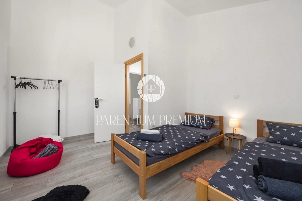 Una nuova casa arredata con piscina in una posizione tranquilla vicino a Parenzo