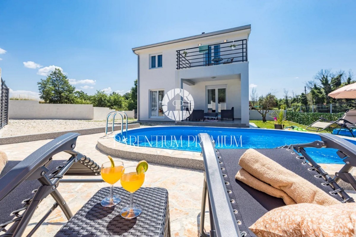 Una nuova casa arredata con piscina in una posizione tranquilla vicino a Parenzo