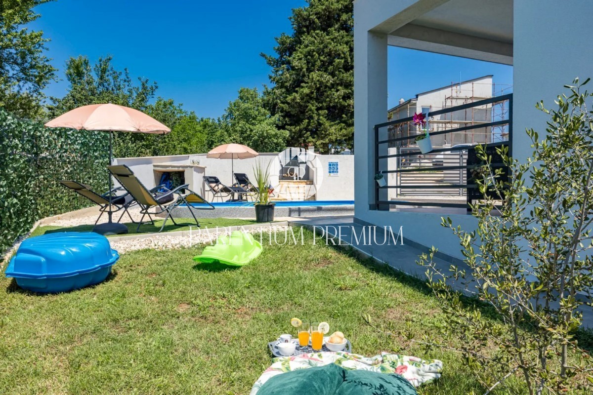 Una nuova casa arredata con piscina in una posizione tranquilla vicino a Parenzo
