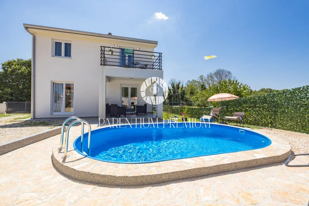 Una nuova casa arredata con piscina in una posizione tranquilla vicino a Parenzo