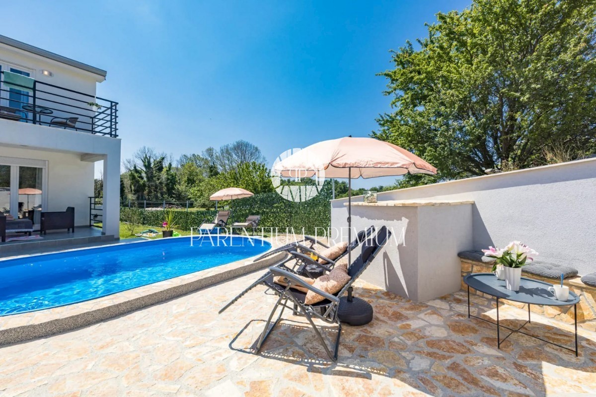Una nuova casa arredata con piscina in una posizione tranquilla vicino a Parenzo