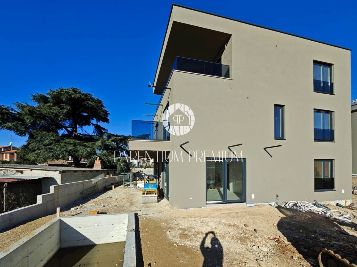 Moderno appartamento di lusso a due piani con piscina e vista mare