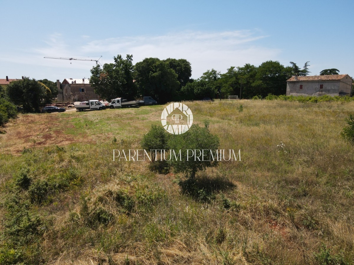 Terreno attraente in un posto tranquillo ai margini del villaggio