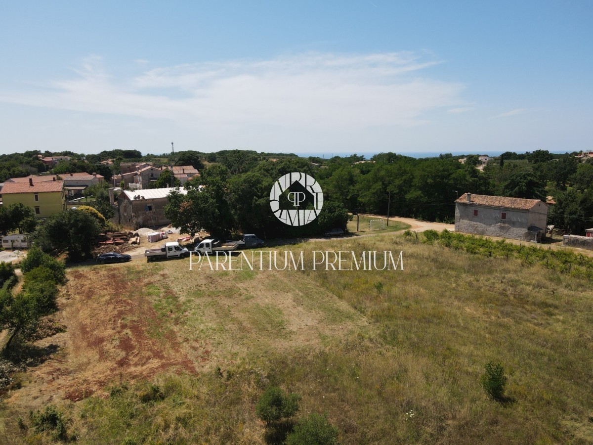 Terreno attraente in un posto tranquillo ai margini del villaggio