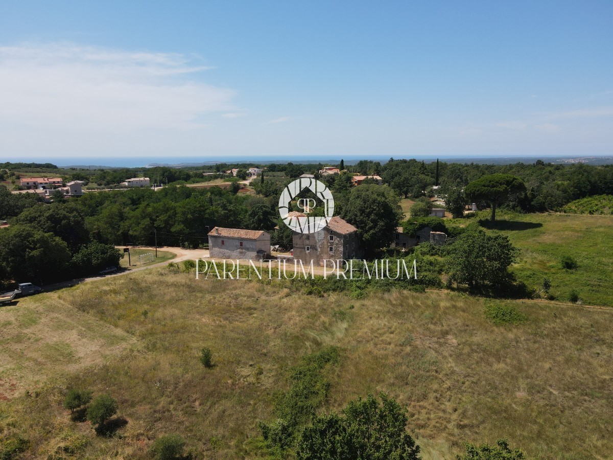 Terreno attraente in un posto tranquillo ai margini del villaggio