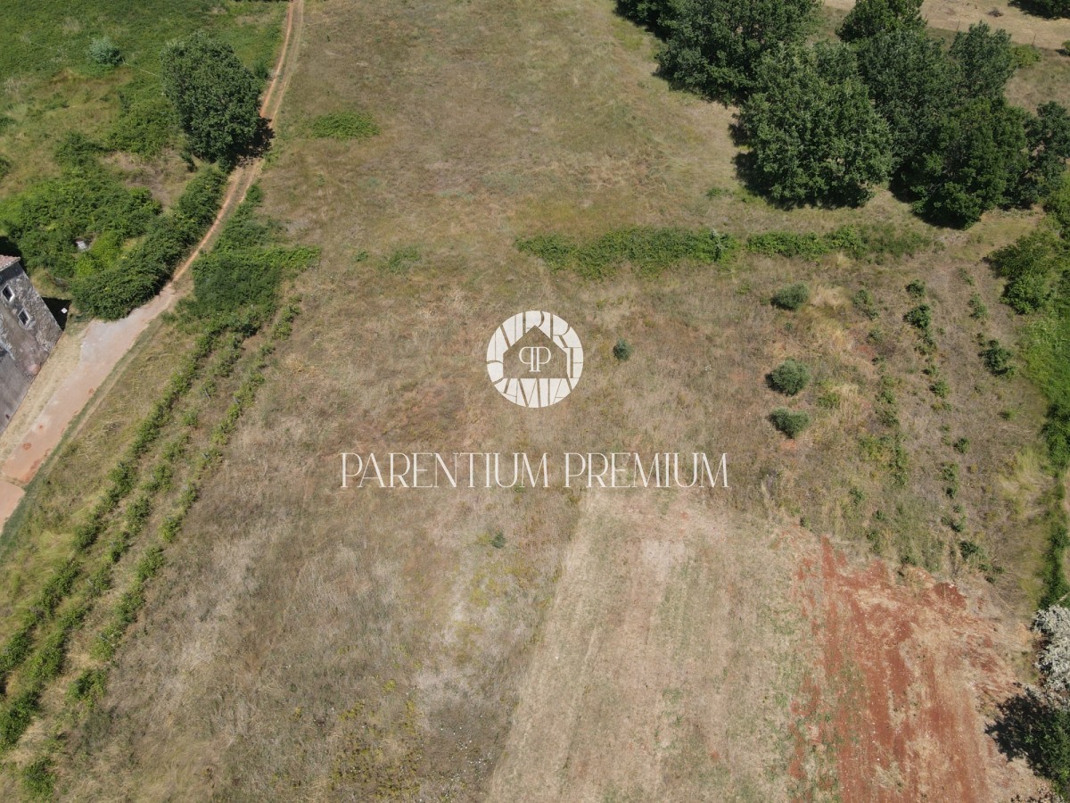 Terreno attraente in un posto tranquillo ai margini del villaggio