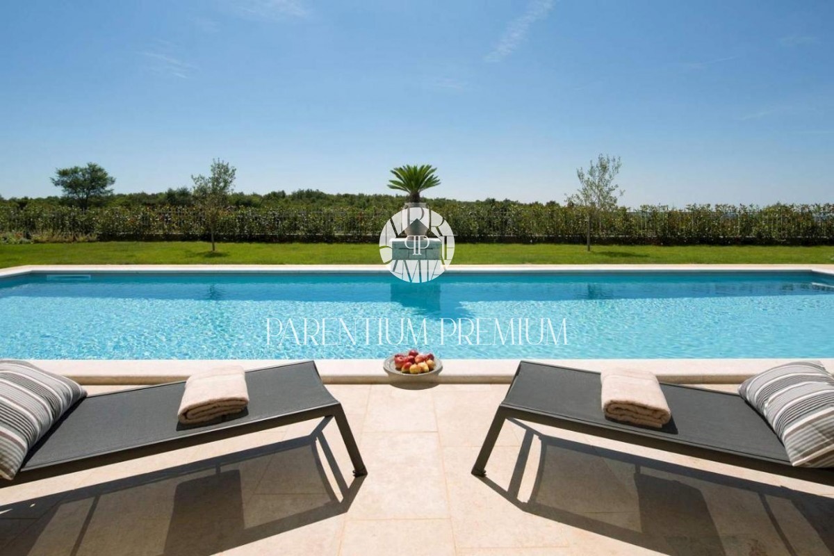 Lussuosa villa in pietra con piscina e zona sportiva
