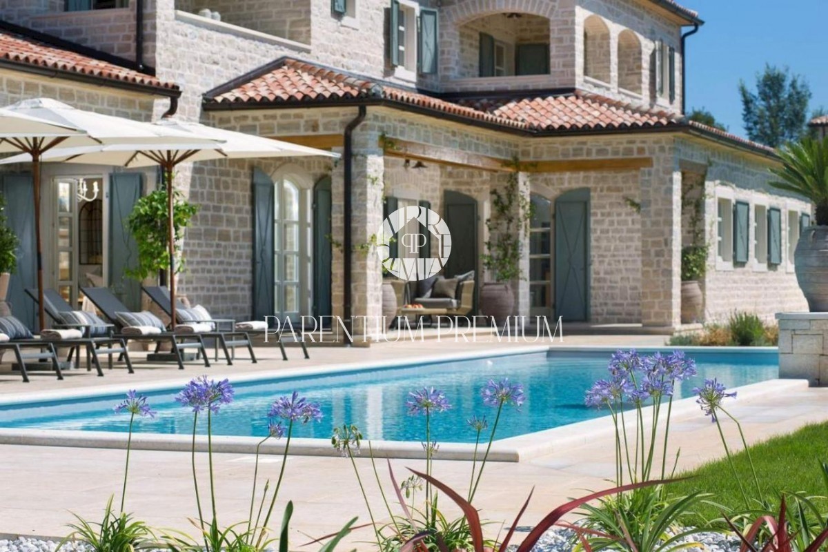 Lussuosa villa in pietra con piscina e zona sportiva