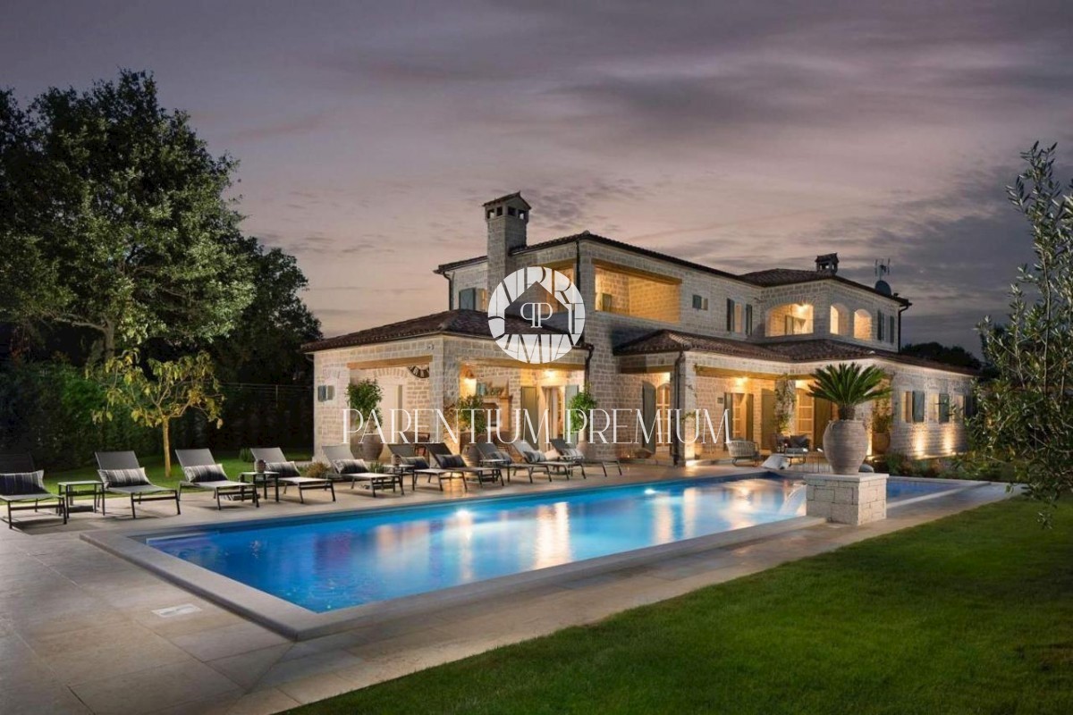 Lussuosa villa in pietra con piscina e zona sportiva