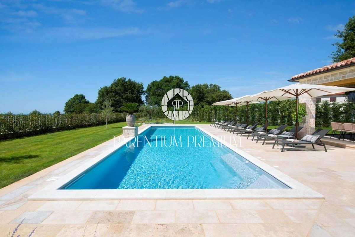 Lussuosa villa in pietra con piscina e zona sportiva