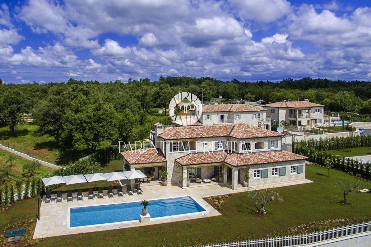 Lussuosa villa in pietra con piscina e zona sportiva