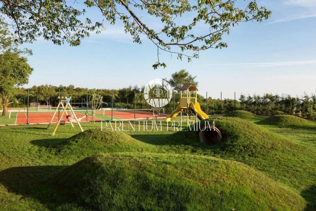 Lussuosa villa in pietra con piscina e zona sportiva