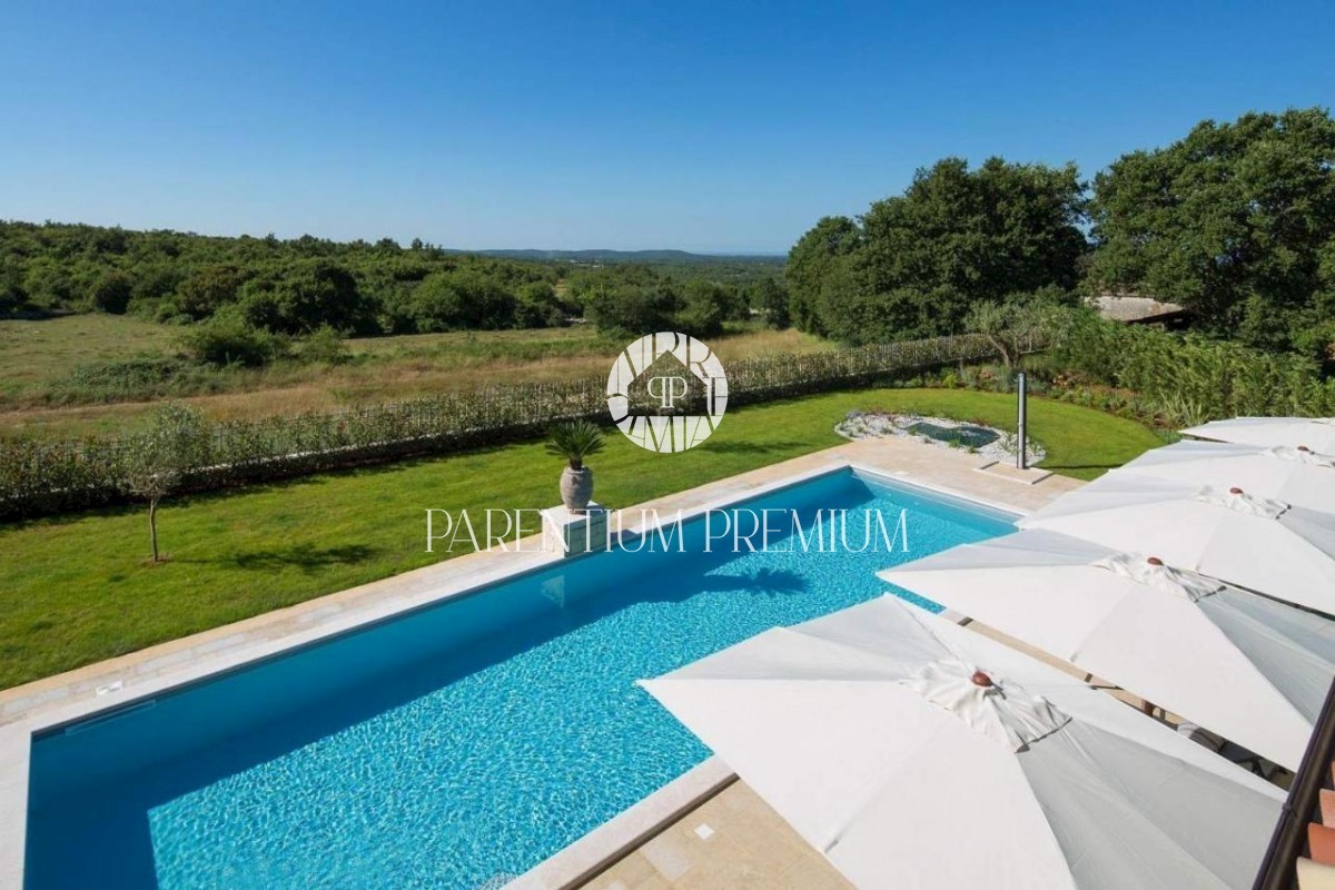 Lussuosa villa in pietra con piscina e zona sportiva