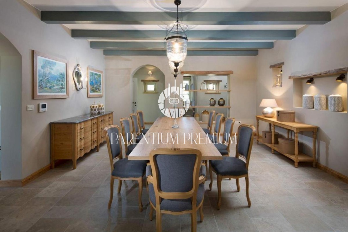 Lussuosa villa in pietra con piscina e zona sportiva