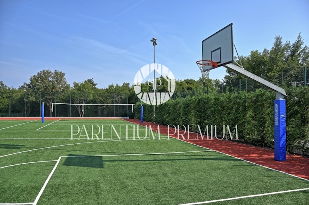 Lussuosa villa in pietra con piscina e zona sportiva