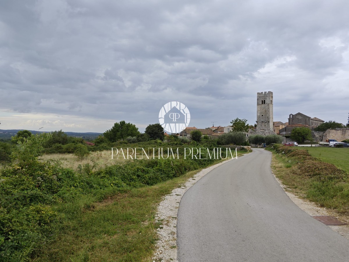 Interessante terreno con vista mare, ideale per la realizzazione di ville con piscina