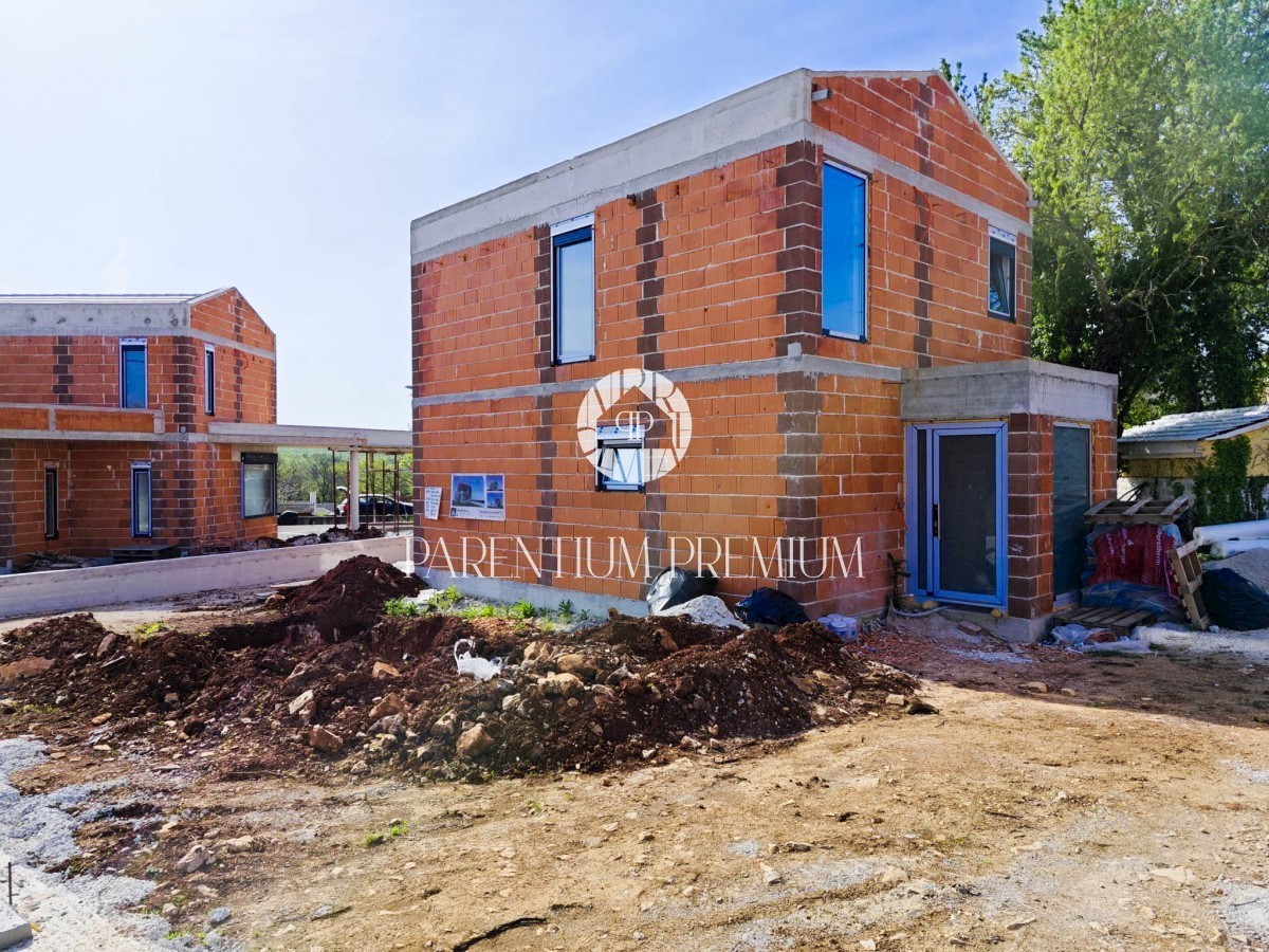 Una nuova casa con piscina nelle vicinanze di Parenzo, non lontano da Orsera