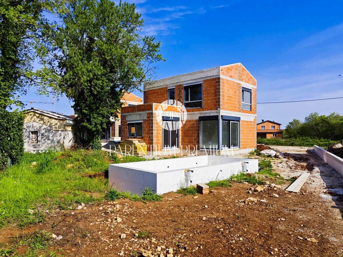 Una nuova casa con piscina nelle vicinanze di Parenzo, non lontano da Orsera