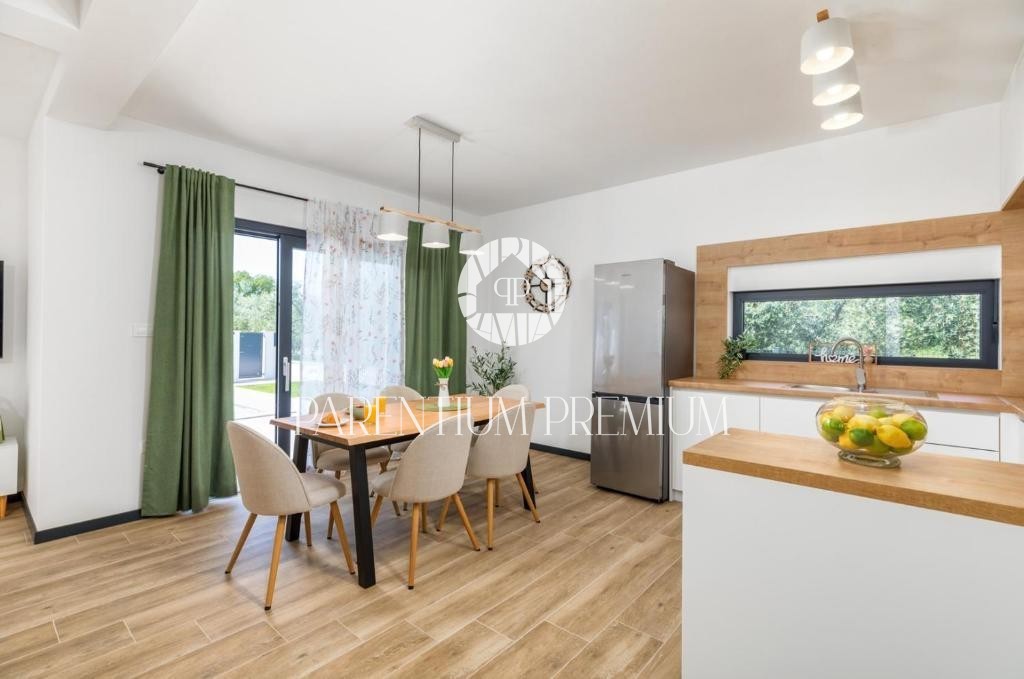 Villa moderna con piscina e splendida vista mare