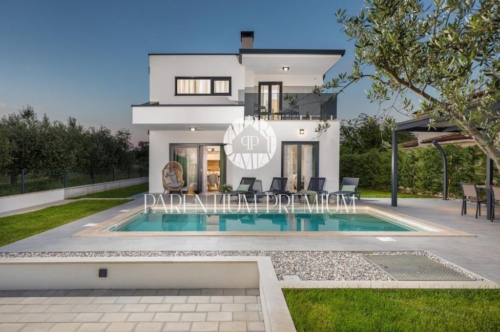 Villa moderna con piscina e splendida vista mare