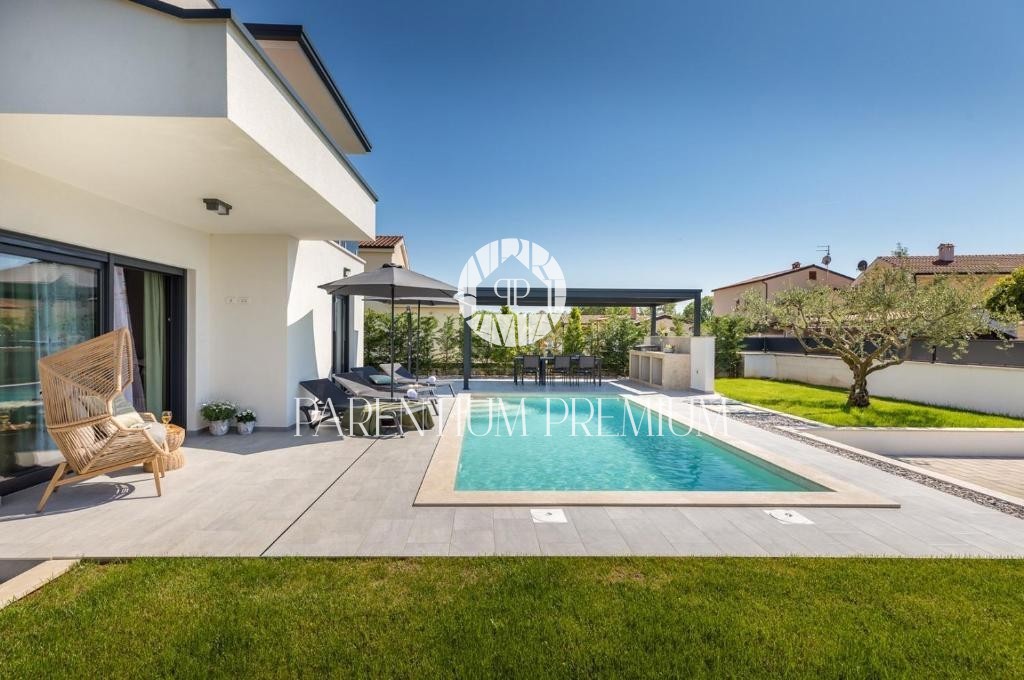 Villa moderna con piscina e splendida vista mare