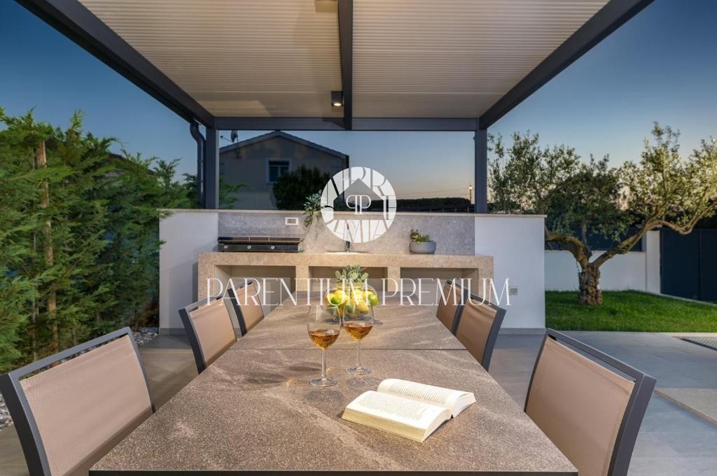 Villa moderna con piscina e splendida vista mare