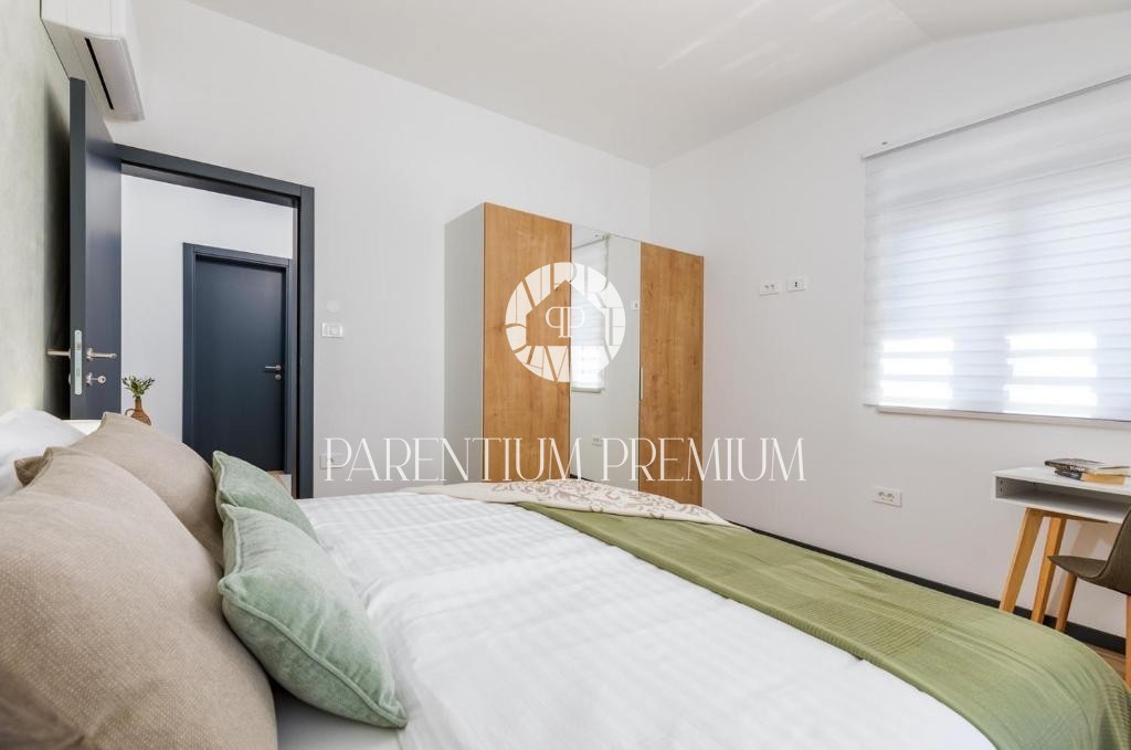 Villa moderna con piscina e splendida vista mare