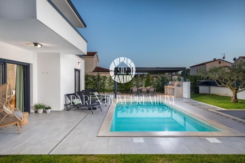 Villa moderna con piscina e splendida vista mare