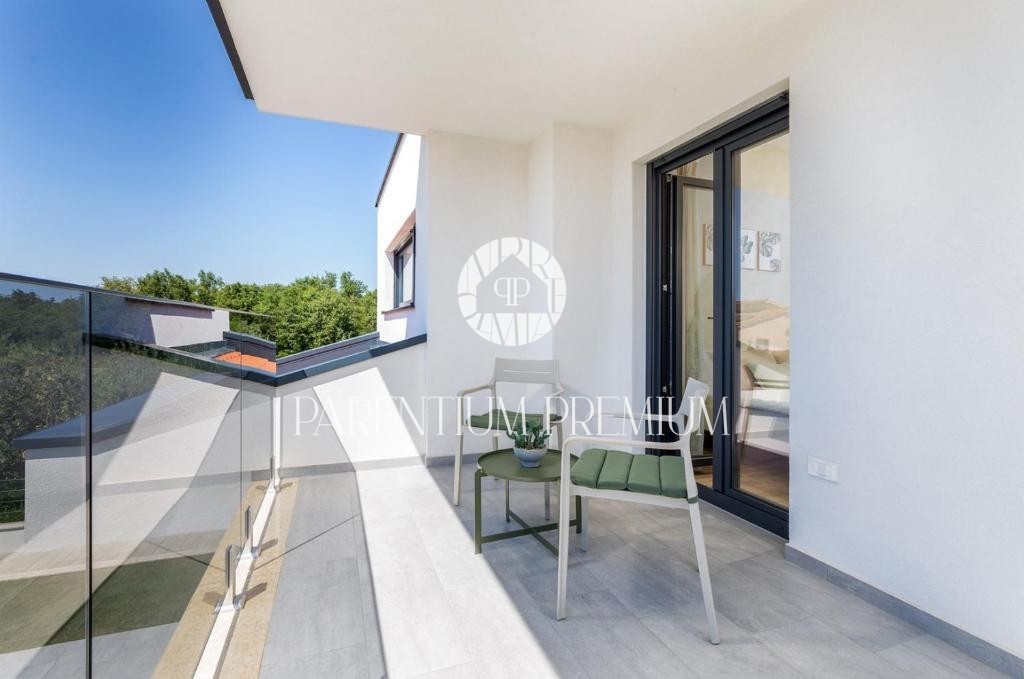 Villa moderna con piscina e splendida vista mare