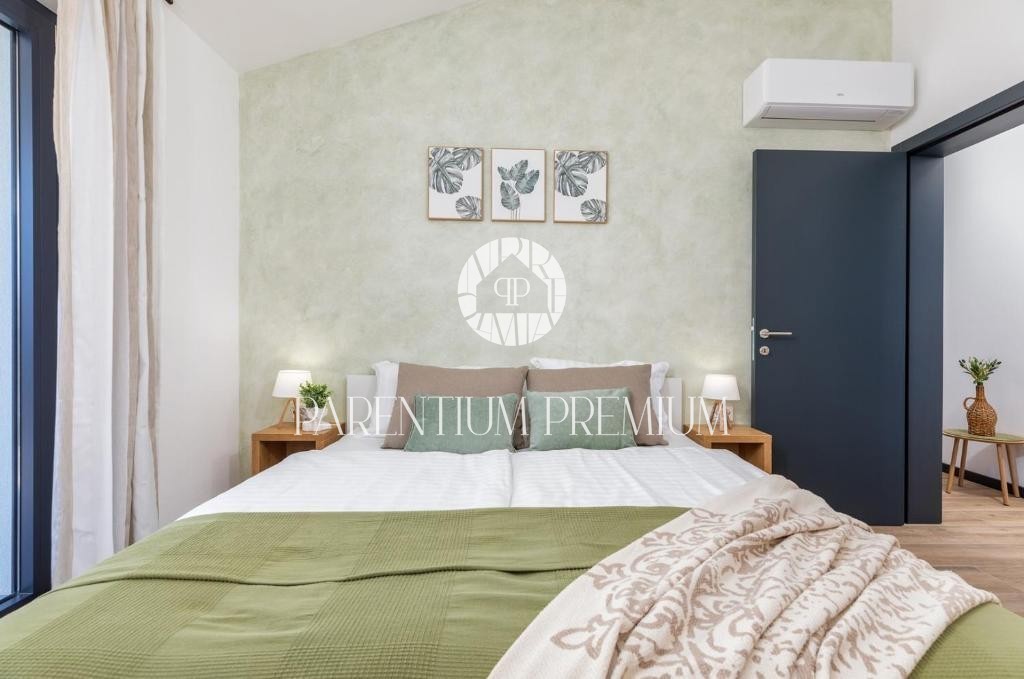 Villa moderna con piscina e splendida vista mare