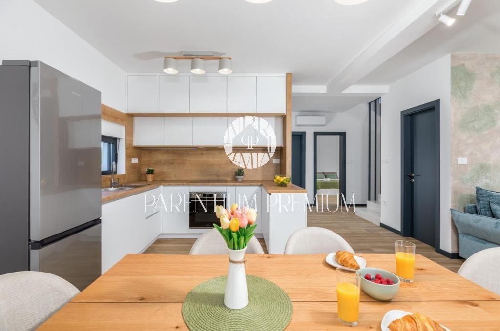 Villa moderna con piscina e splendida vista mare