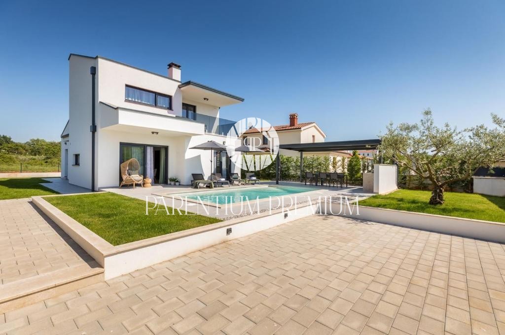 Villa moderna con piscina e splendida vista mare