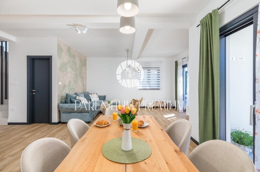 Villa moderna con piscina e splendida vista mare