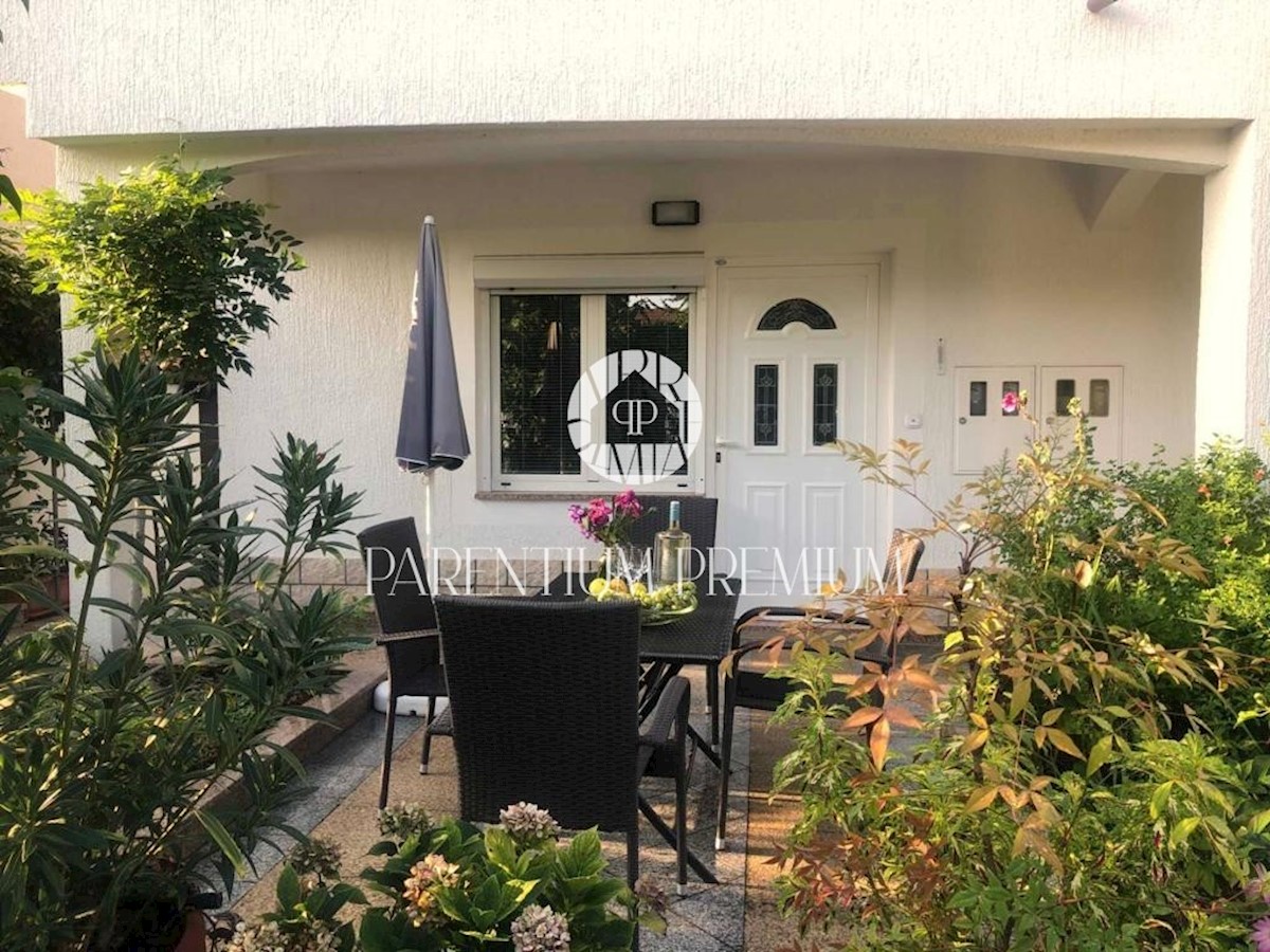 Una casa con 5 appartamenti vicino al mare e alla città