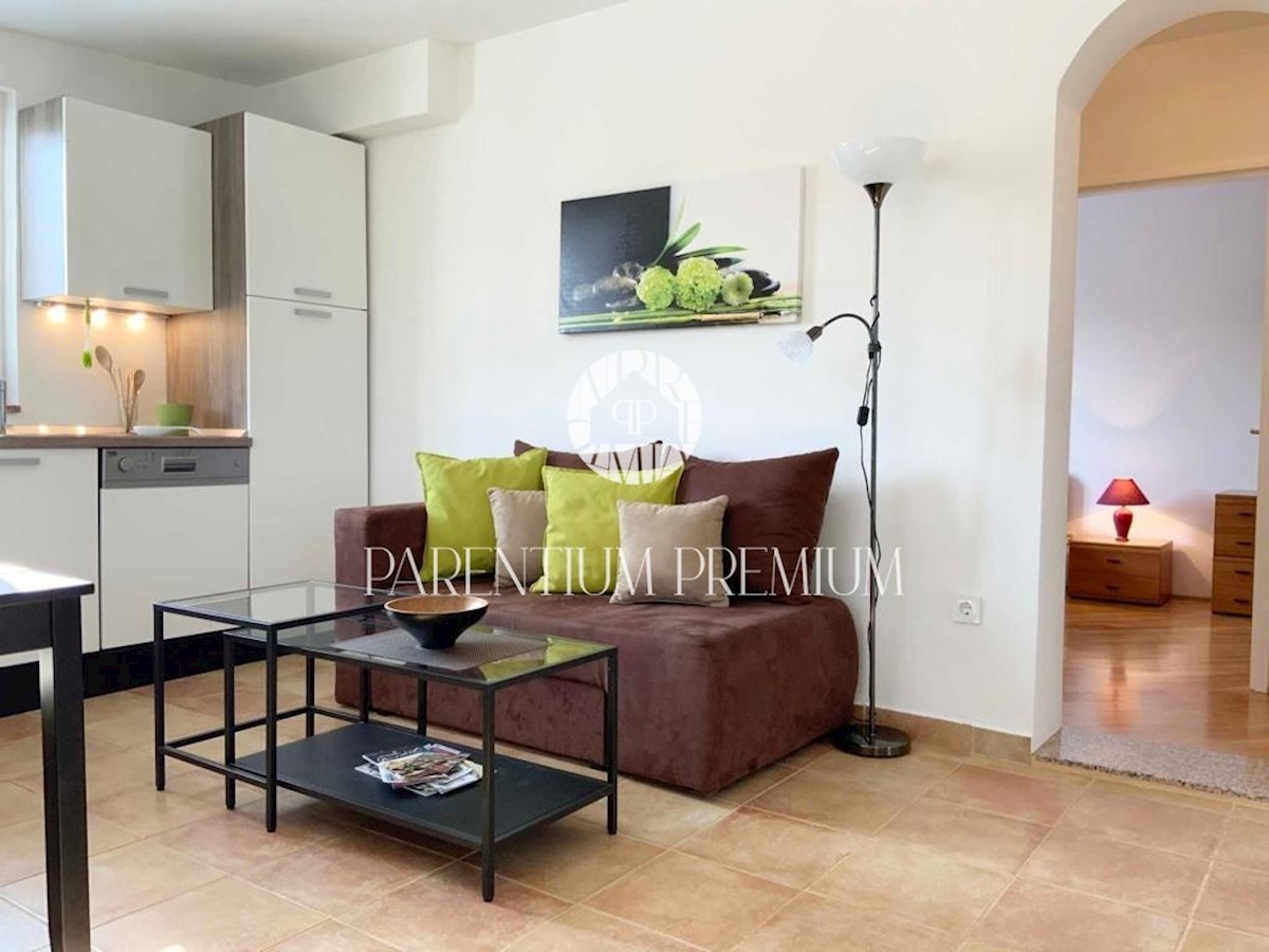 Una casa con 5 appartamenti vicino al mare e alla città