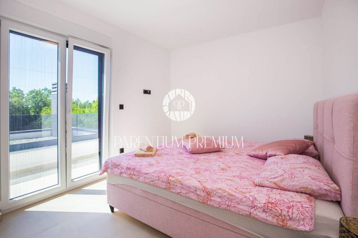 Una nuova villa moderna con piscina nelle vicinanze di Parenzo