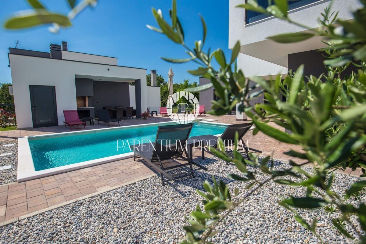 Una nuova villa moderna con piscina nelle vicinanze di Parenzo