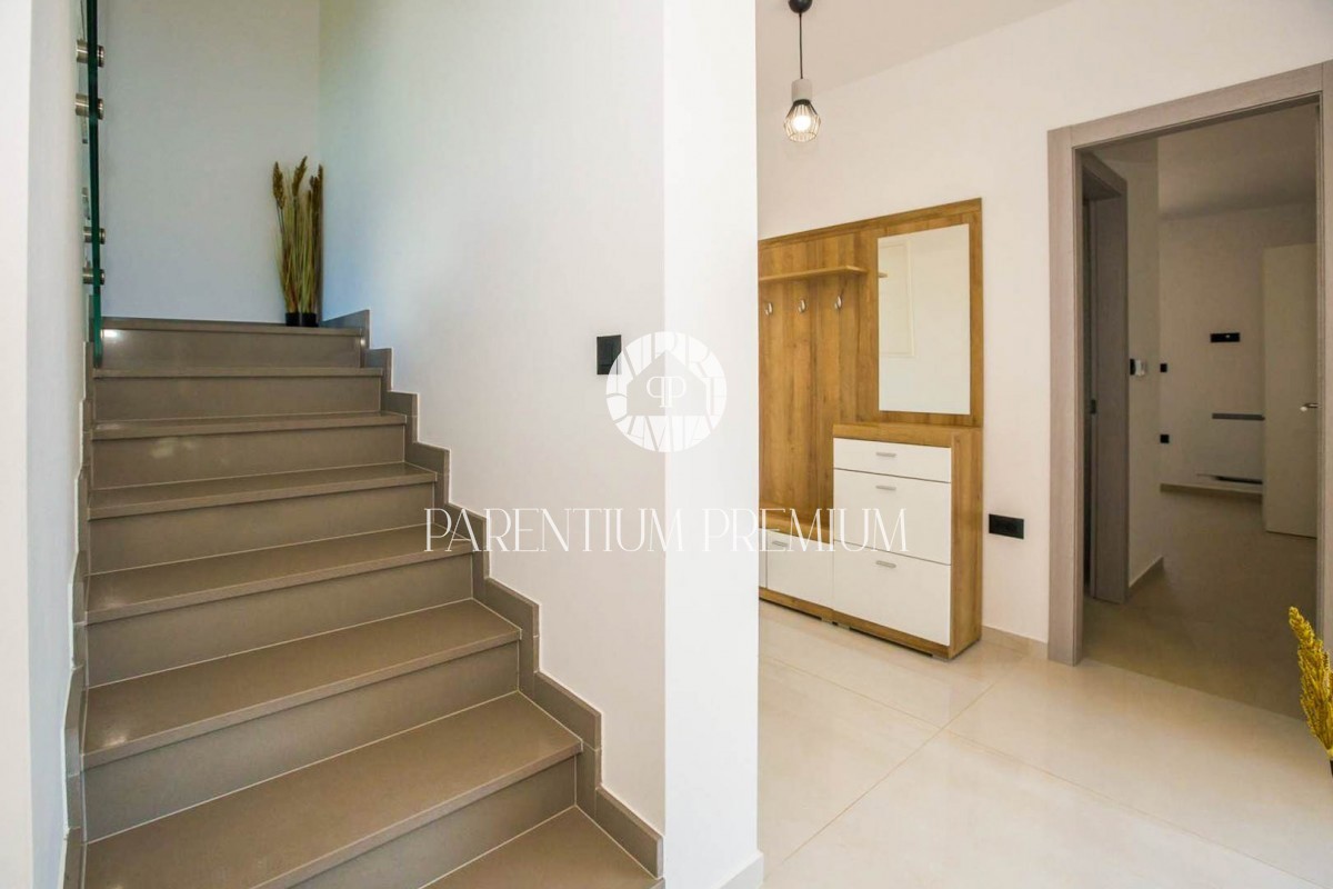 Una nuova villa moderna con piscina nelle vicinanze di Parenzo