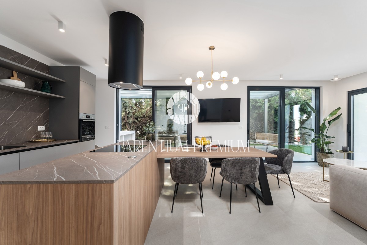 Lussuosa villa confortevole con piscina e vista mare vicino alla città