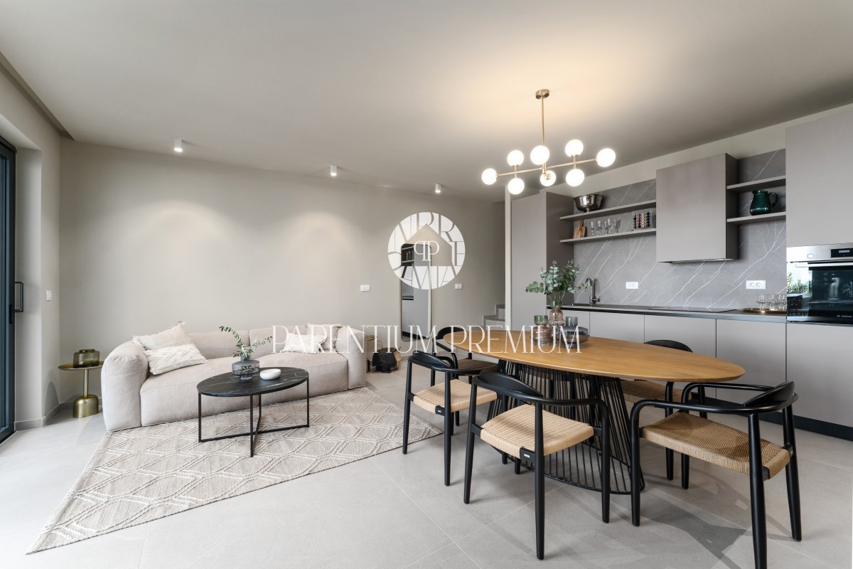 Lussuosa villa confortevole con piscina e vista mare vicino alla città