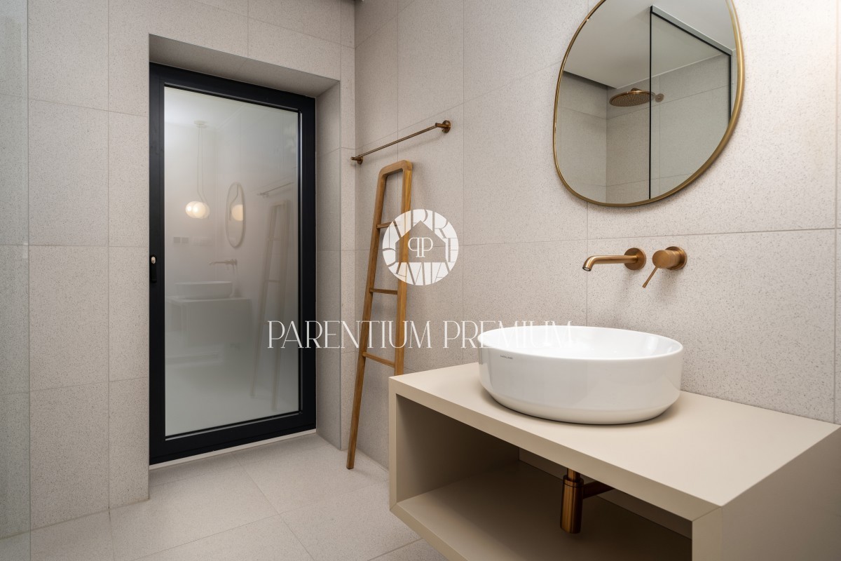 Lussuosa villa confortevole con piscina e vista mare vicino alla città
