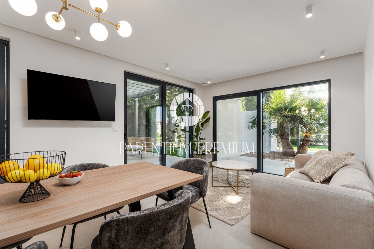 Lussuosa villa confortevole con piscina e vista mare vicino alla città