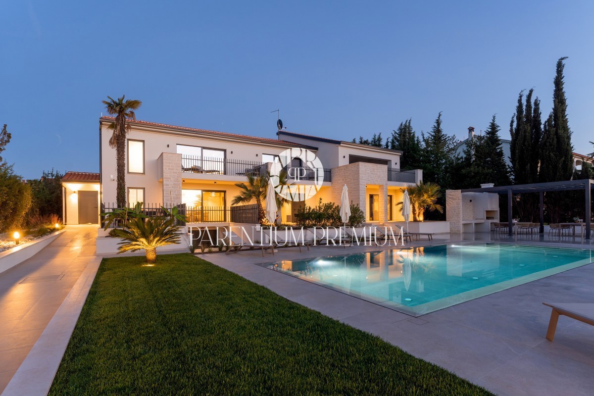 Lussuosa villa confortevole con piscina e vista mare vicino alla città