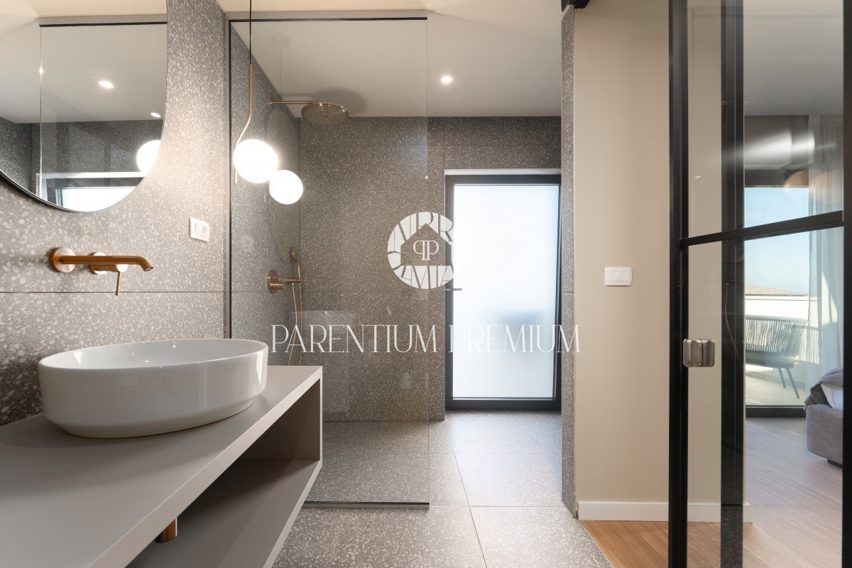 Lussuosa villa confortevole con piscina e vista mare vicino alla città