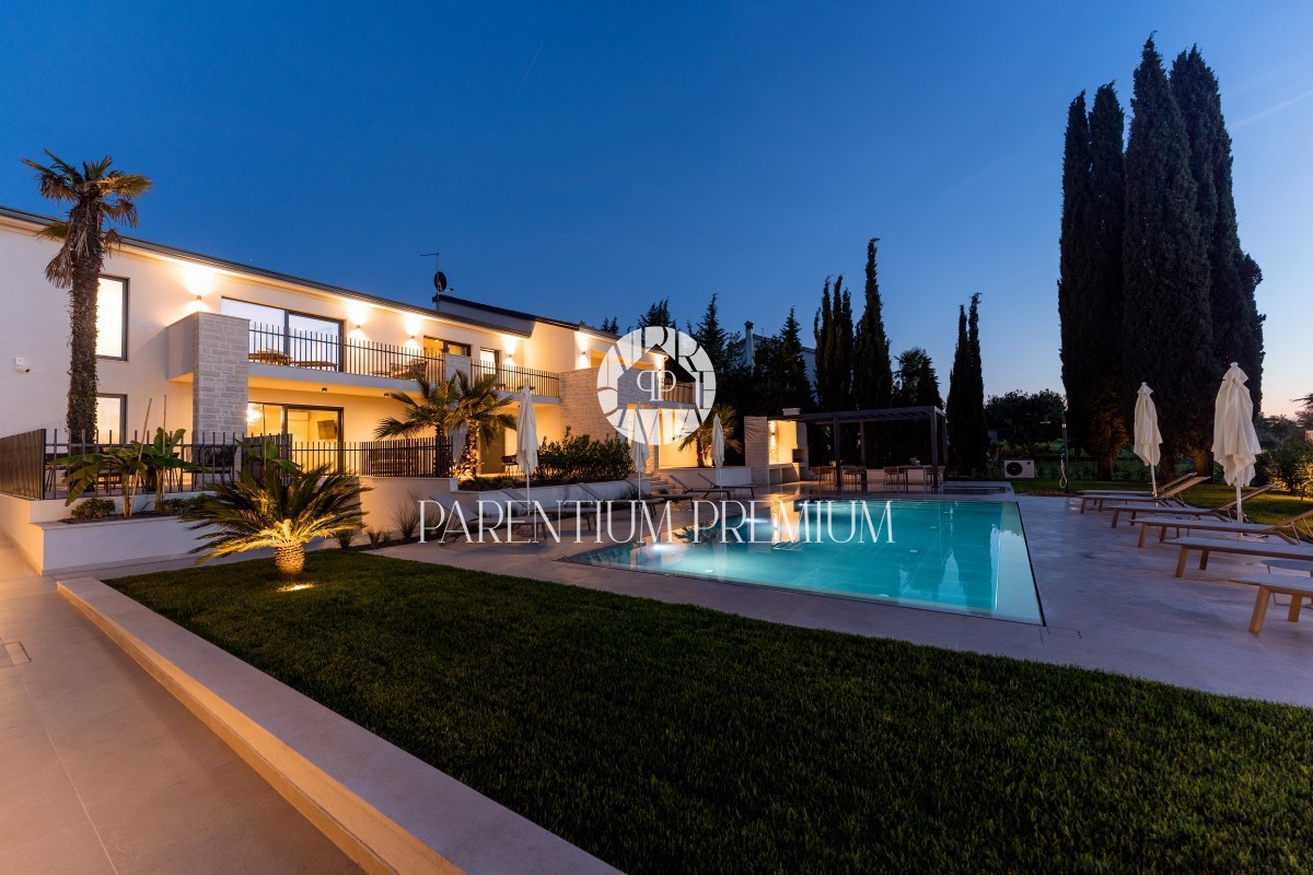 Lussuosa villa confortevole con piscina e vista mare vicino alla città