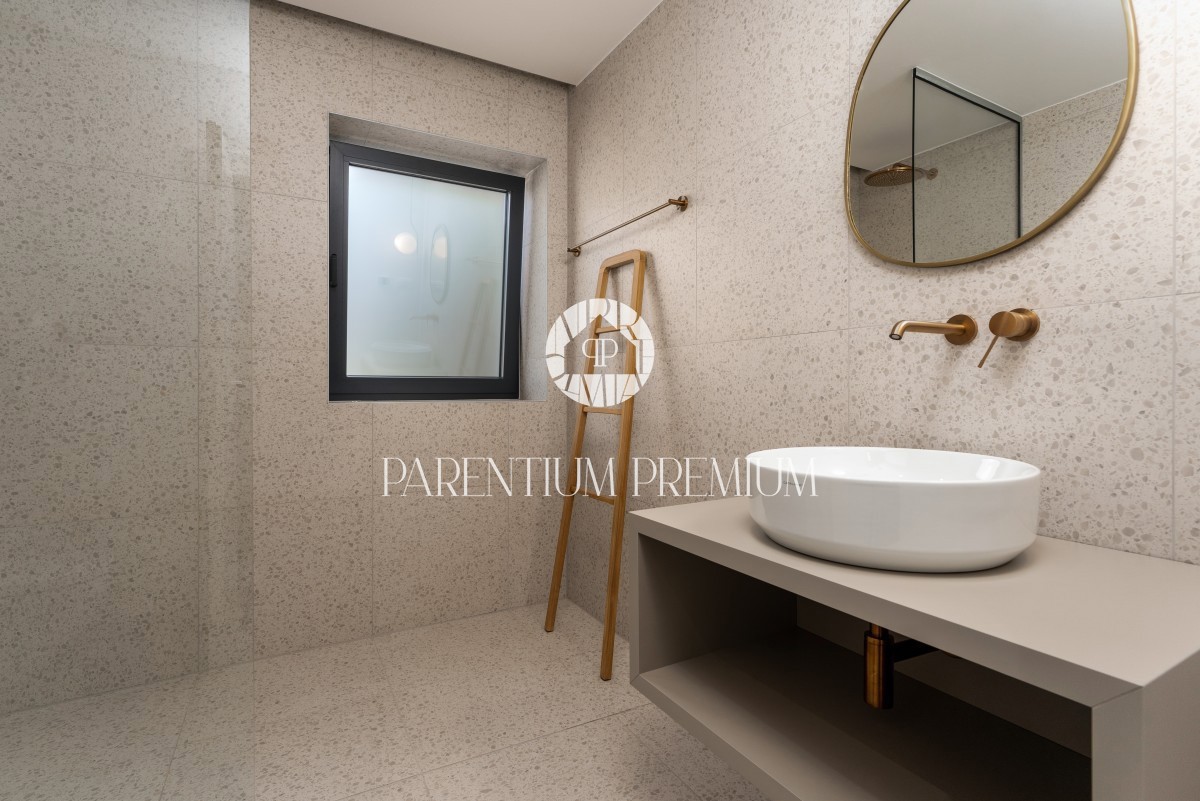 Lussuosa villa confortevole con piscina e vista mare vicino alla città