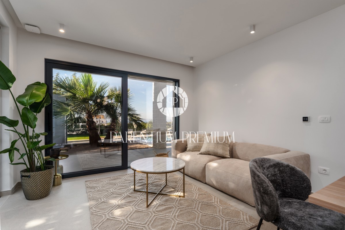 Lussuosa villa confortevole con piscina e vista mare vicino alla città